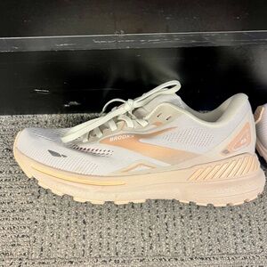 Brooks - like new and very gently used size 7 LOFT V2 with nice cushion